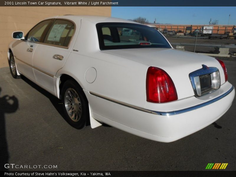 Vibrant White / Light Parchment 2001 Lincoln Town Car Signature