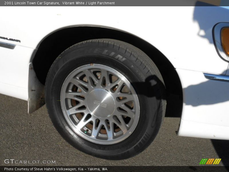 Vibrant White / Light Parchment 2001 Lincoln Town Car Signature