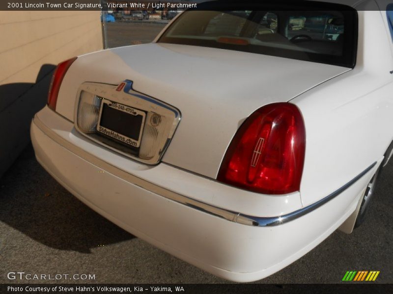 Vibrant White / Light Parchment 2001 Lincoln Town Car Signature