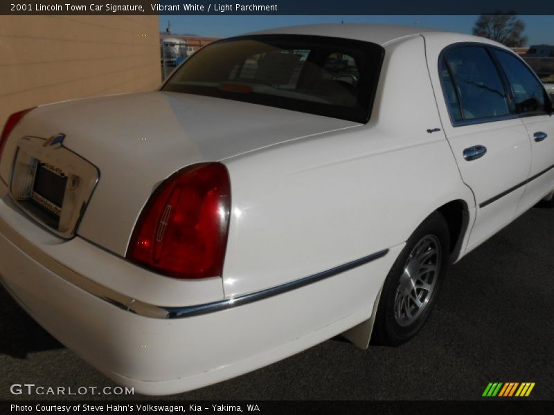 Vibrant White / Light Parchment 2001 Lincoln Town Car Signature