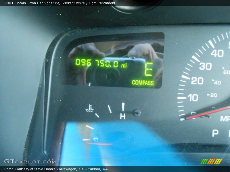 Vibrant White / Light Parchment 2001 Lincoln Town Car Signature