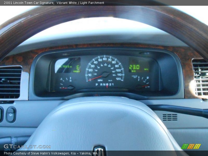 Vibrant White / Light Parchment 2001 Lincoln Town Car Signature