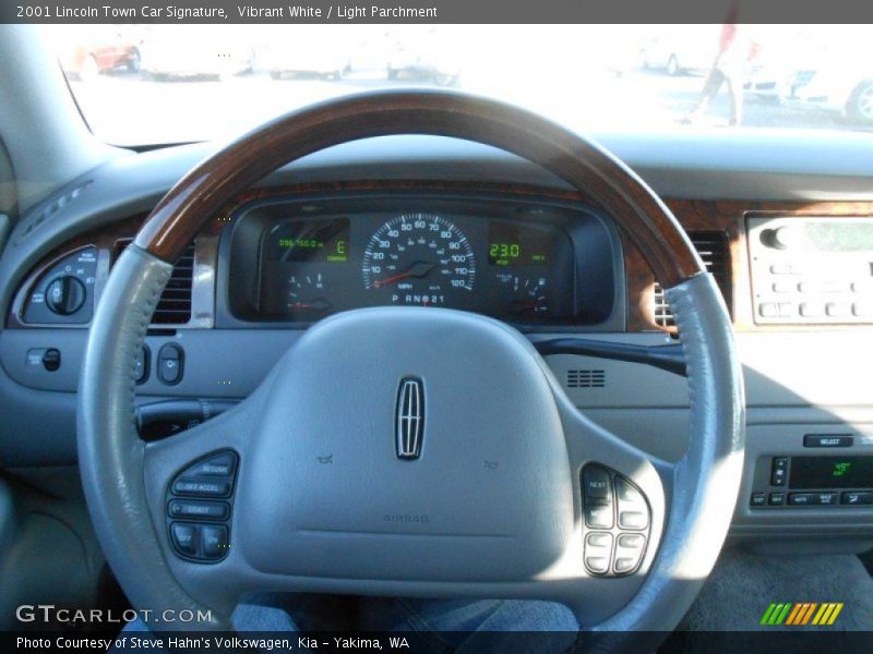 Vibrant White / Light Parchment 2001 Lincoln Town Car Signature