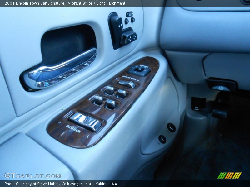 Vibrant White / Light Parchment 2001 Lincoln Town Car Signature