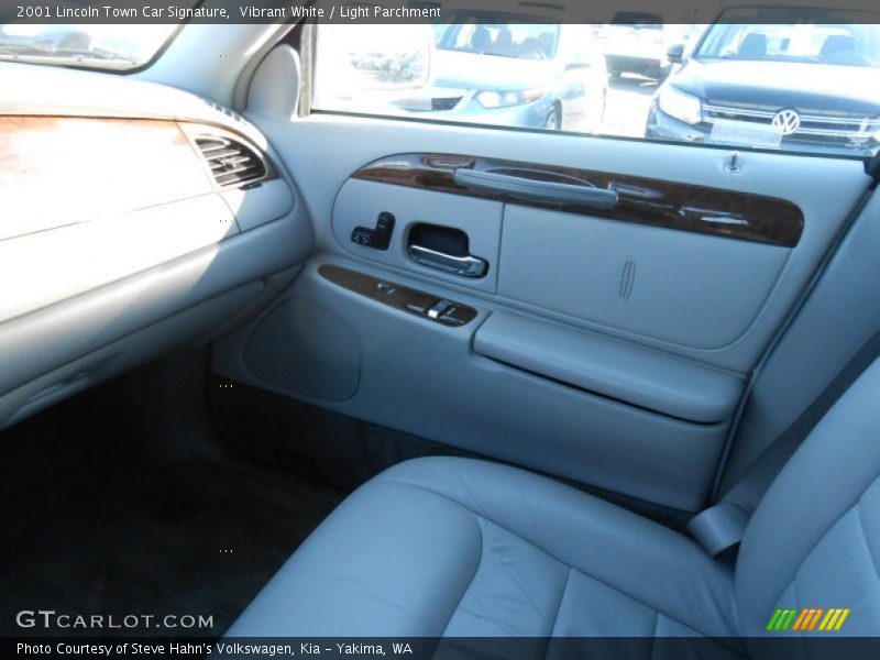 Vibrant White / Light Parchment 2001 Lincoln Town Car Signature