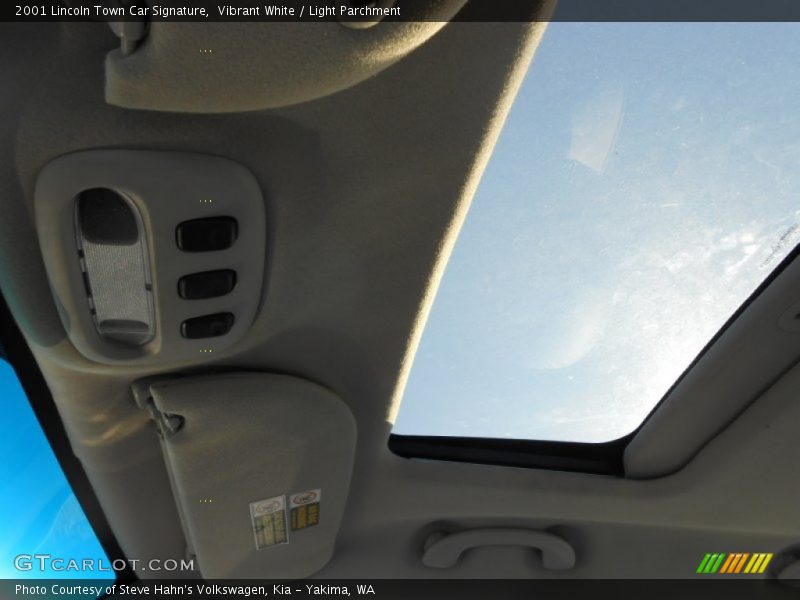 Vibrant White / Light Parchment 2001 Lincoln Town Car Signature