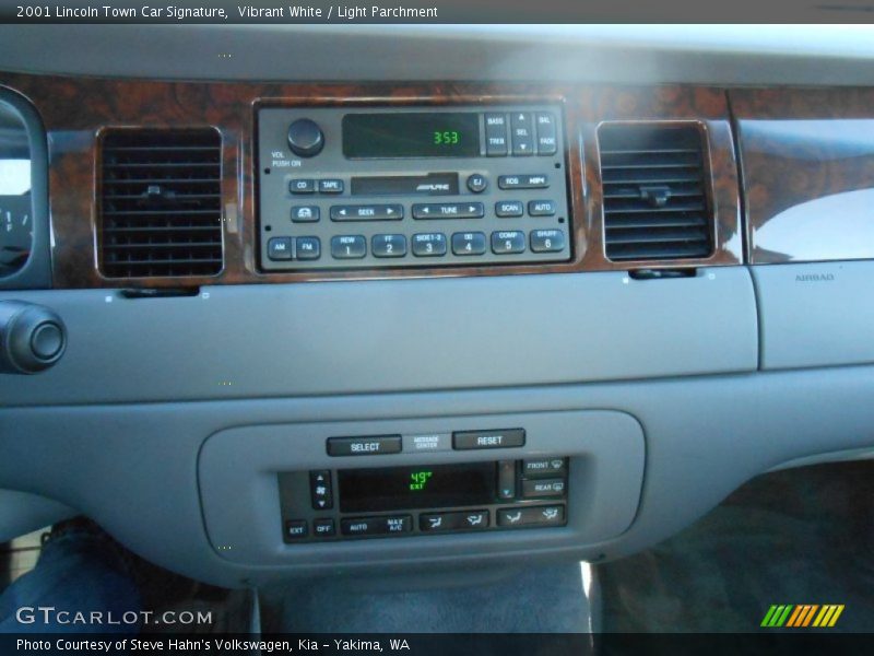 Vibrant White / Light Parchment 2001 Lincoln Town Car Signature
