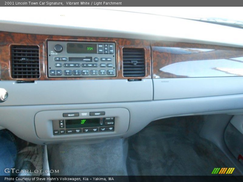 Vibrant White / Light Parchment 2001 Lincoln Town Car Signature