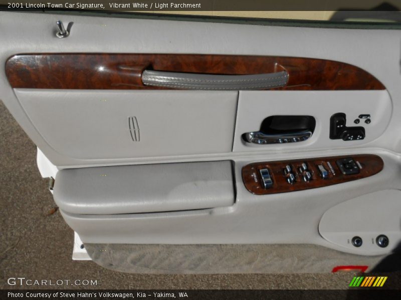 Vibrant White / Light Parchment 2001 Lincoln Town Car Signature