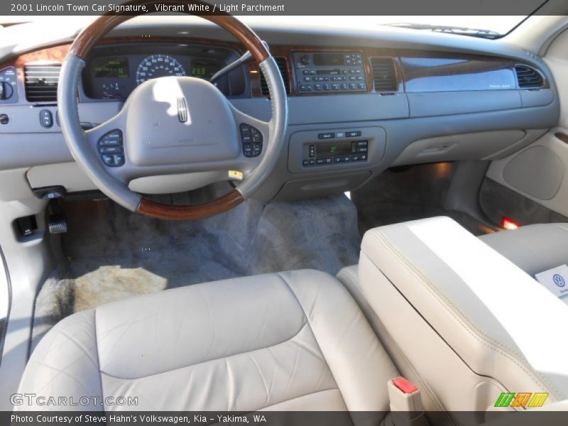 Vibrant White / Light Parchment 2001 Lincoln Town Car Signature