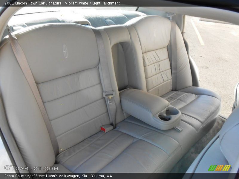 Vibrant White / Light Parchment 2001 Lincoln Town Car Signature