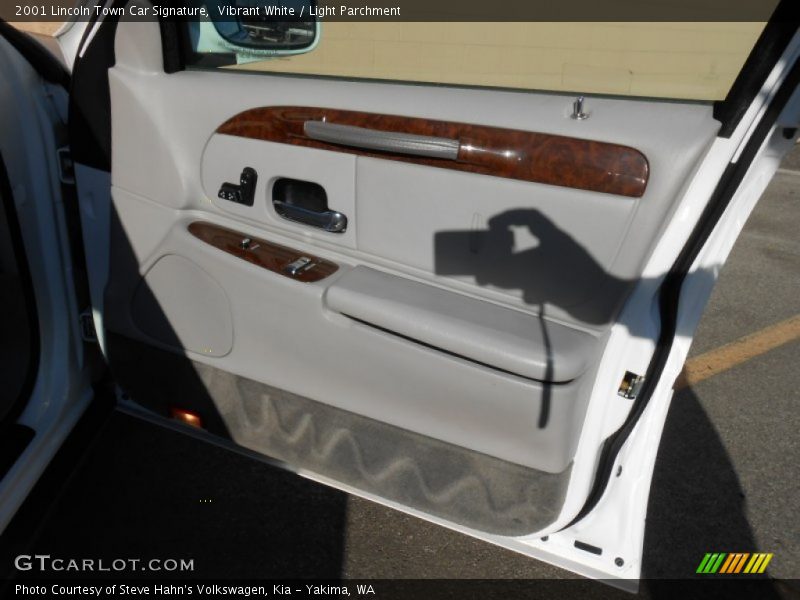 Vibrant White / Light Parchment 2001 Lincoln Town Car Signature