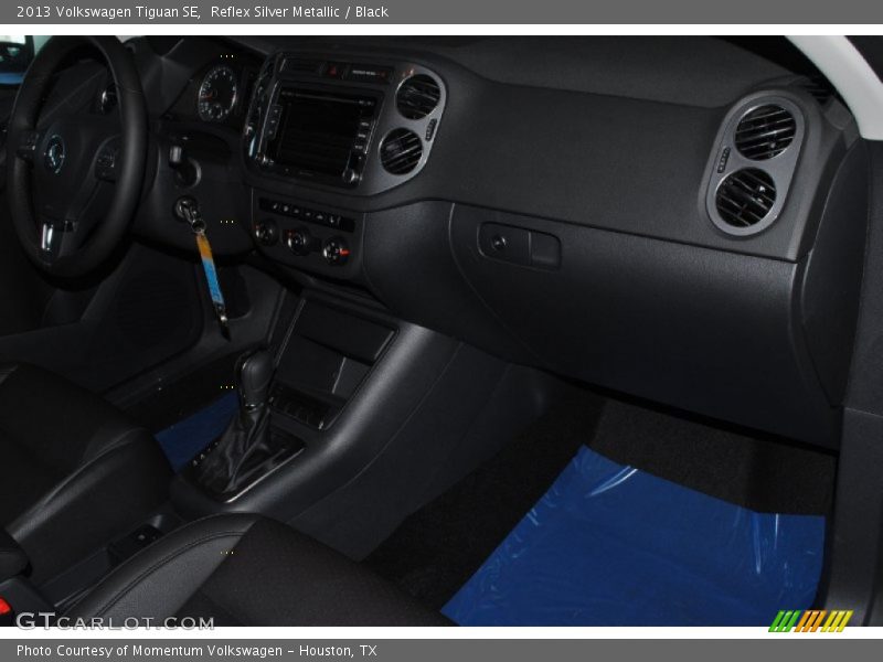 Reflex Silver Metallic / Black 2013 Volkswagen Tiguan SE