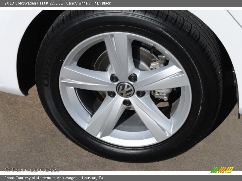 Candy White / Titan Black 2013 Volkswagen Passat 2.5L SE
