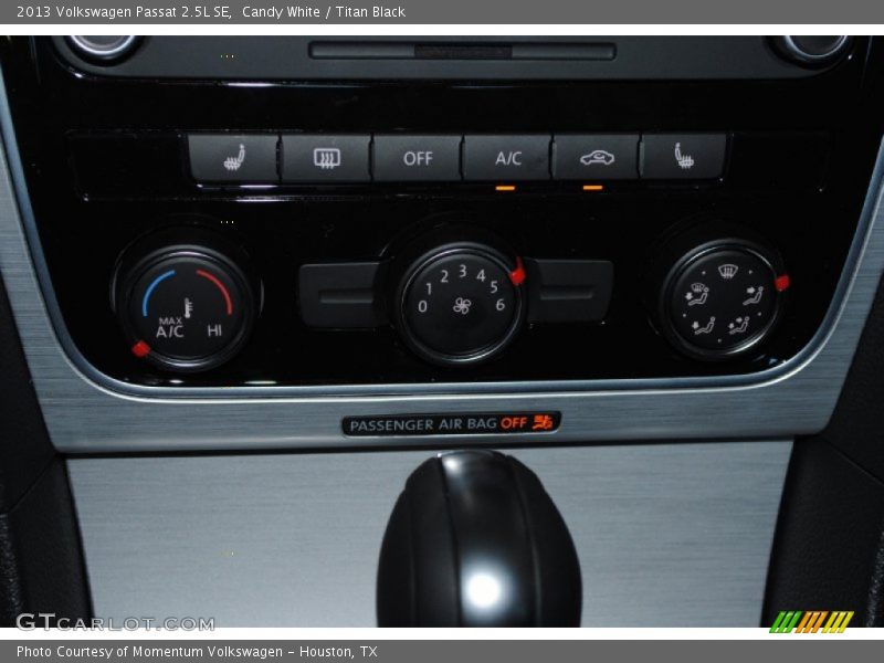 Candy White / Titan Black 2013 Volkswagen Passat 2.5L SE