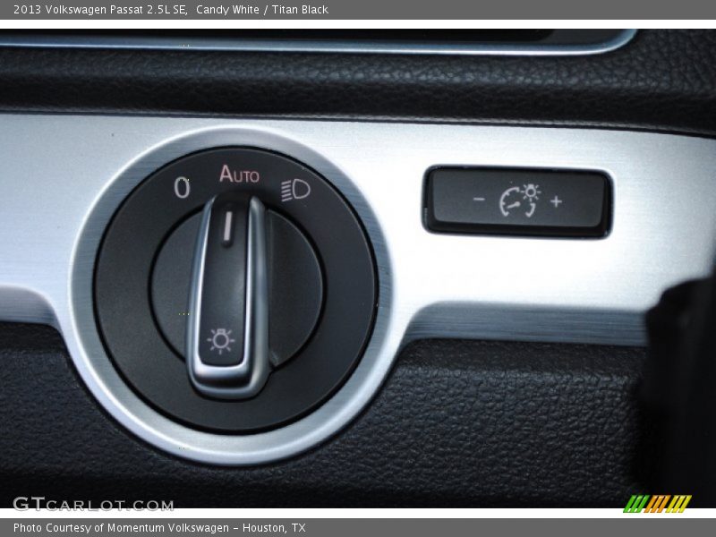 Candy White / Titan Black 2013 Volkswagen Passat 2.5L SE