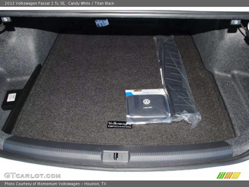 Candy White / Titan Black 2013 Volkswagen Passat 2.5L SE