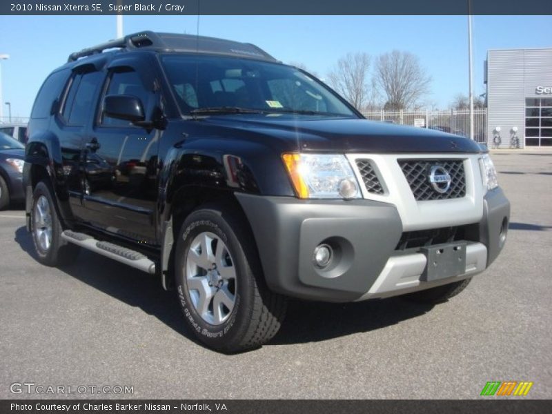 Front 3/4 View of 2010 Xterra SE