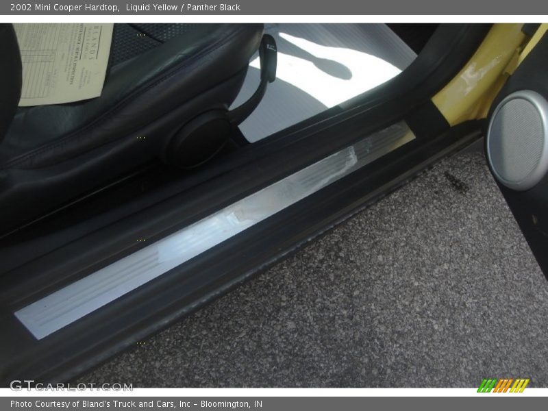 Liquid Yellow / Panther Black 2002 Mini Cooper Hardtop