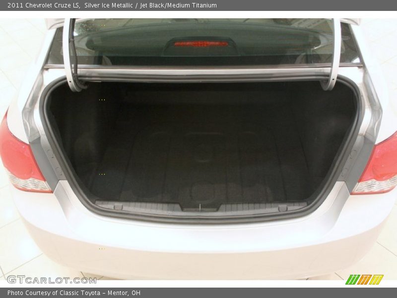 Silver Ice Metallic / Jet Black/Medium Titanium 2011 Chevrolet Cruze LS