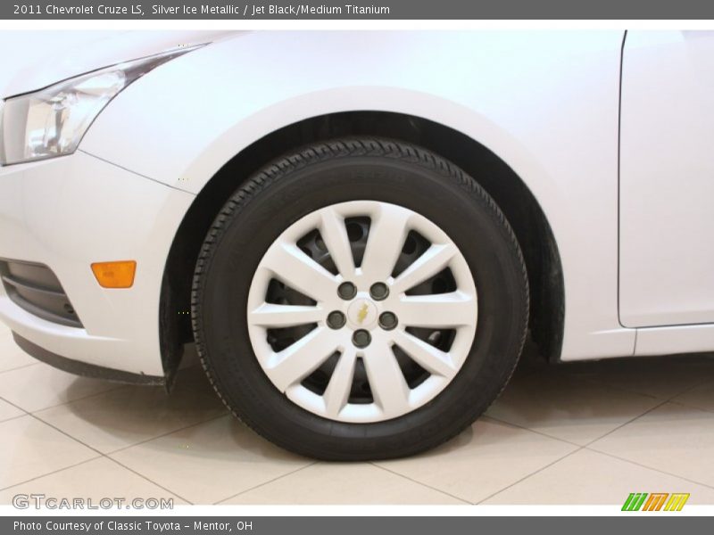 Silver Ice Metallic / Jet Black/Medium Titanium 2011 Chevrolet Cruze LS