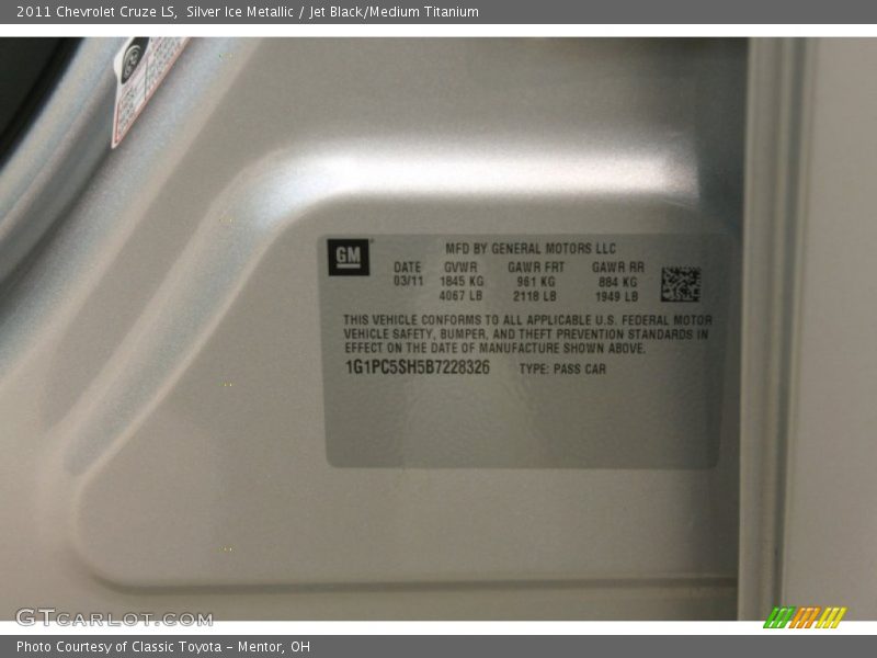 Silver Ice Metallic / Jet Black/Medium Titanium 2011 Chevrolet Cruze LS