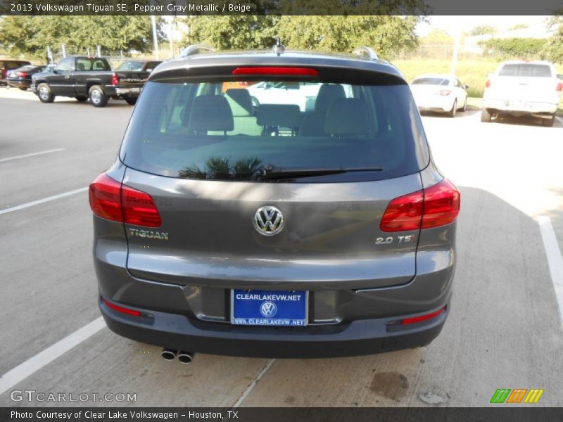 Pepper Gray Metallic / Beige 2013 Volkswagen Tiguan SE