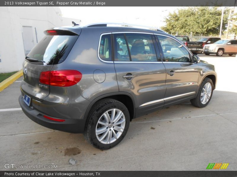 Pepper Gray Metallic / Beige 2013 Volkswagen Tiguan SE