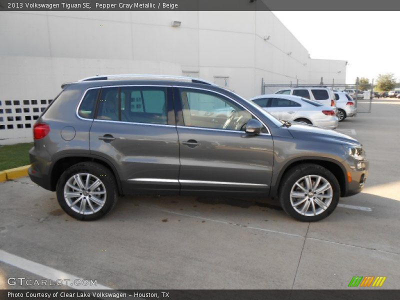 Pepper Gray Metallic / Beige 2013 Volkswagen Tiguan SE