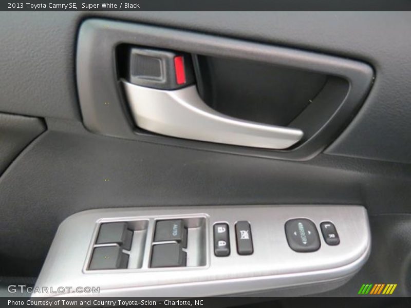 Super White / Black 2013 Toyota Camry SE