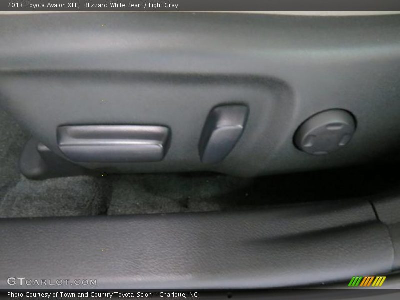 Blizzard White Pearl / Light Gray 2013 Toyota Avalon XLE