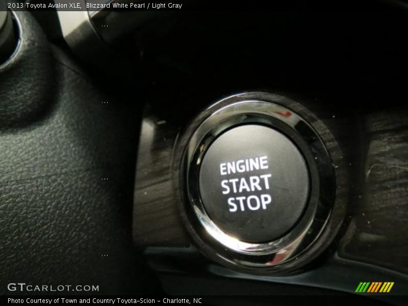 Blizzard White Pearl / Light Gray 2013 Toyota Avalon XLE