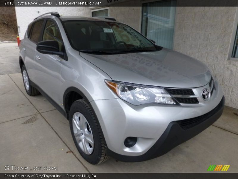 Front 3/4 View of 2013 RAV4 LE AWD