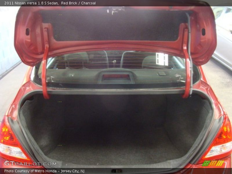  2011 Versa 1.8 S Sedan Trunk