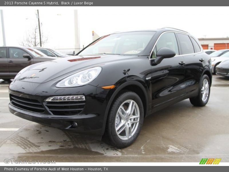 Front 3/4 View of 2013 Cayenne S Hybrid