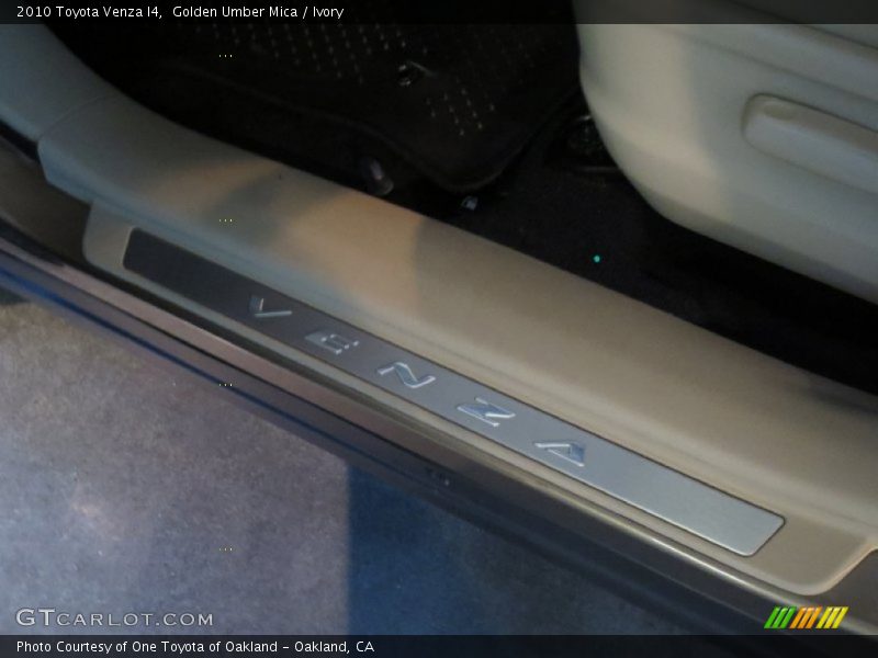 Golden Umber Mica / Ivory 2010 Toyota Venza I4