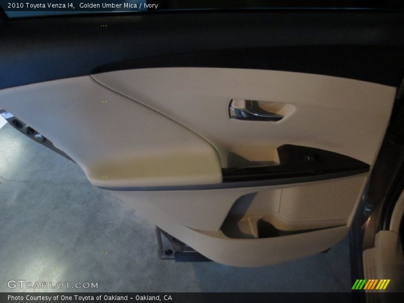 Golden Umber Mica / Ivory 2010 Toyota Venza I4