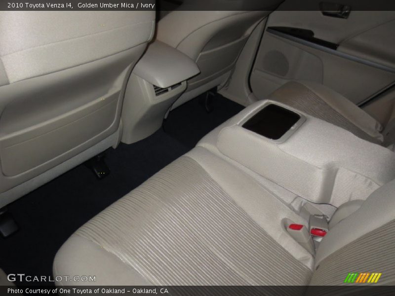 Golden Umber Mica / Ivory 2010 Toyota Venza I4