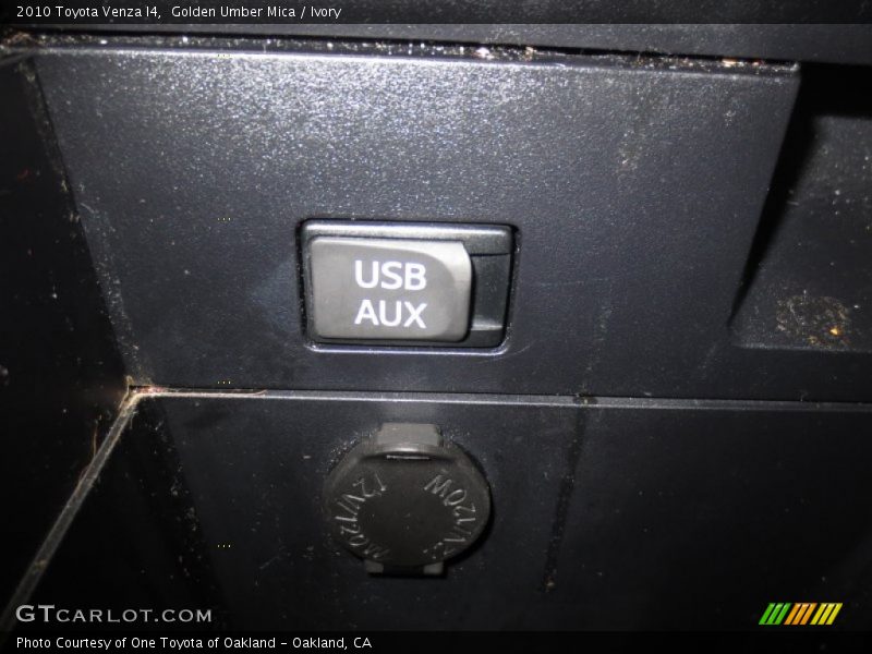 Golden Umber Mica / Ivory 2010 Toyota Venza I4
