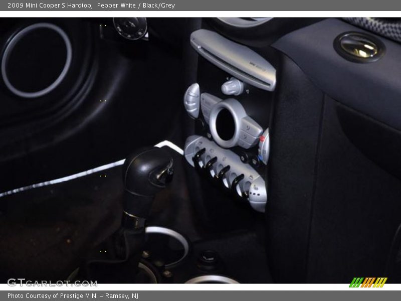 Pepper White / Black/Grey 2009 Mini Cooper S Hardtop
