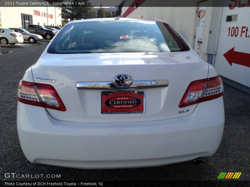 Super White / Ash 2011 Toyota Camry XLE