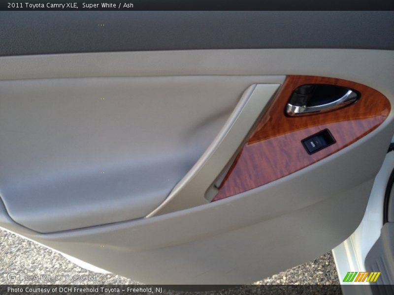 Super White / Ash 2011 Toyota Camry XLE