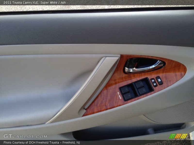 Super White / Ash 2011 Toyota Camry XLE
