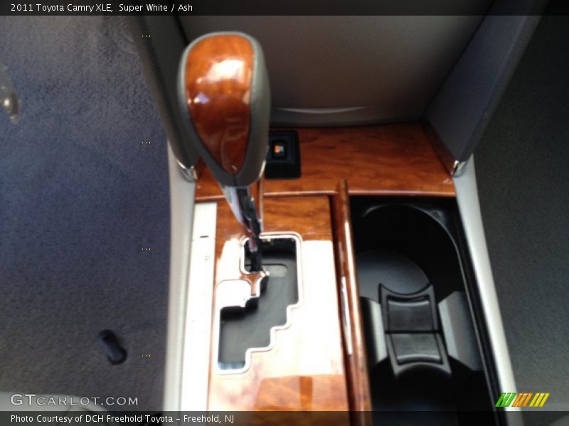 Super White / Ash 2011 Toyota Camry XLE
