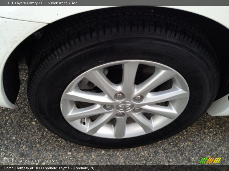 Super White / Ash 2011 Toyota Camry XLE