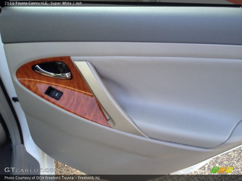 Super White / Ash 2011 Toyota Camry XLE