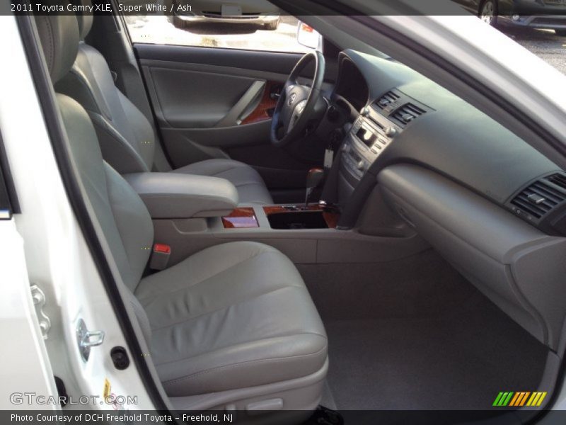 Super White / Ash 2011 Toyota Camry XLE