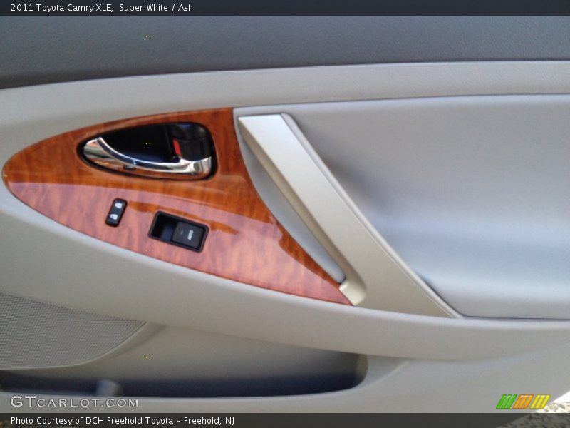 Super White / Ash 2011 Toyota Camry XLE