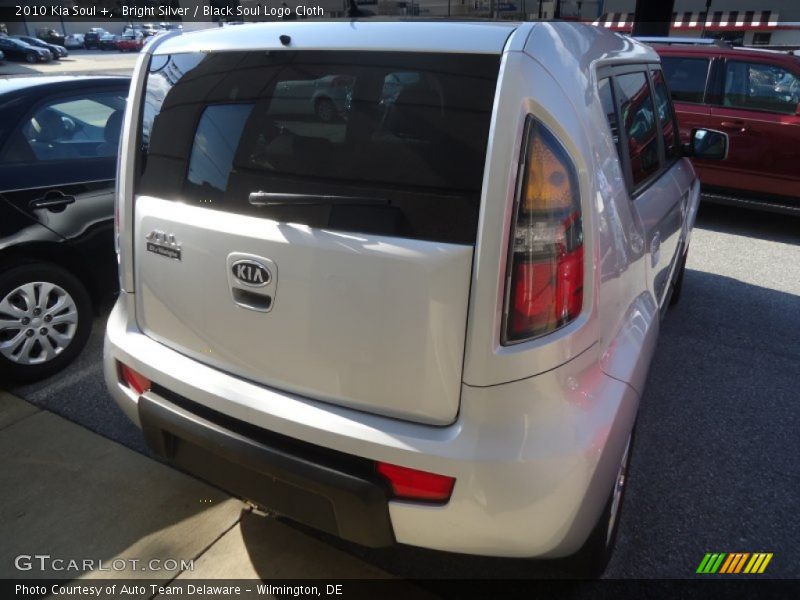 Bright Silver / Black Soul Logo Cloth 2010 Kia Soul +