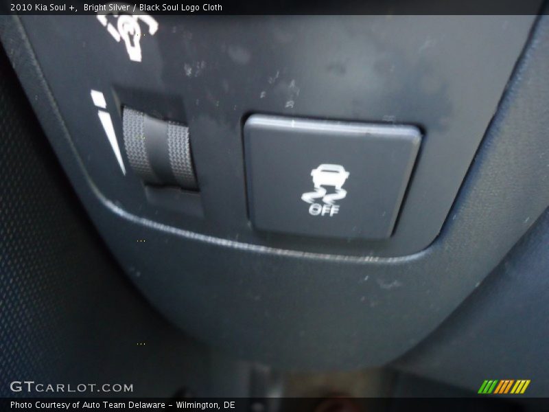 Bright Silver / Black Soul Logo Cloth 2010 Kia Soul +